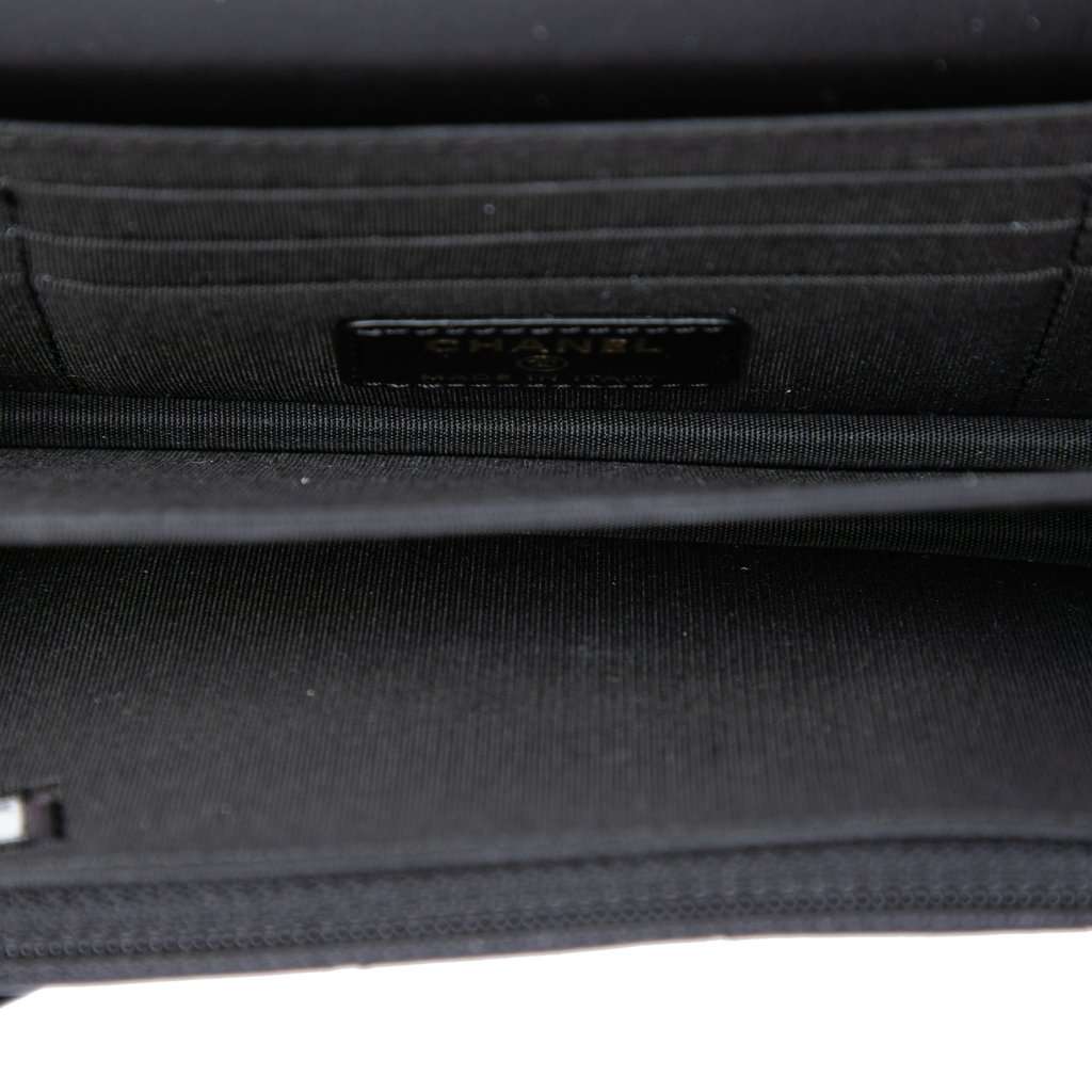 Chanel CC Quilted Calfskin Maxi Pearls Wallet on Chain Black Leather Very good - Model View