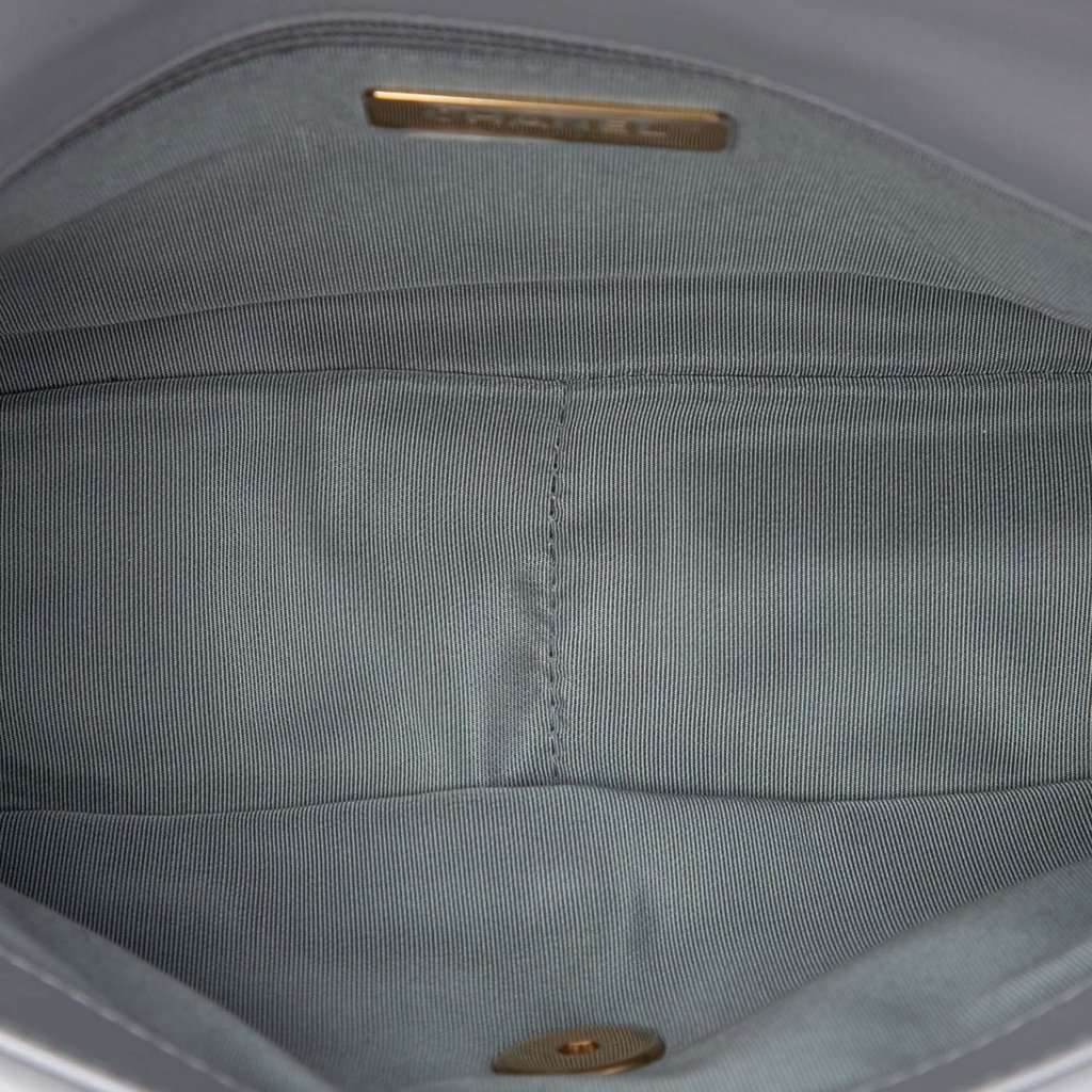 Chanel Medium Lambskin 19 Flap MultiColor Leather Very good condition - Model View