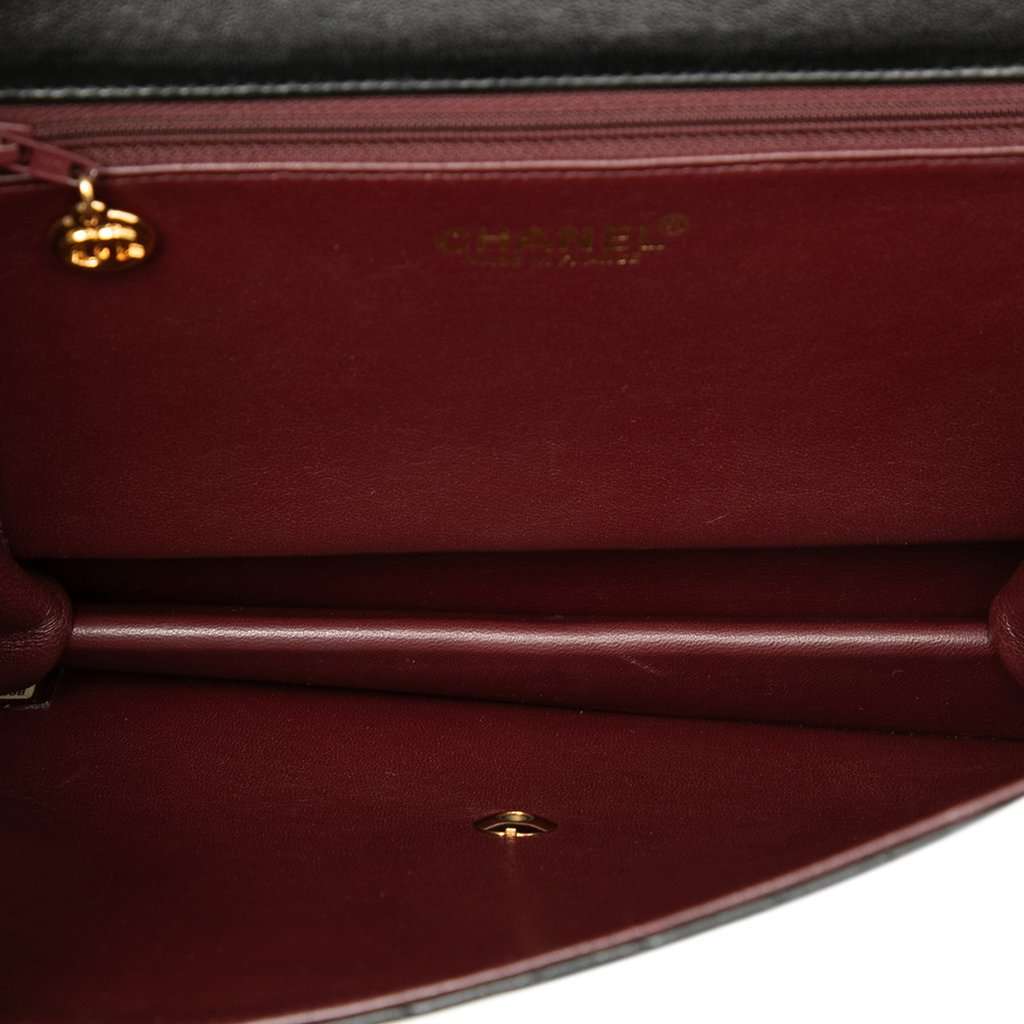 Chanel Medium CC Quilted Lambskin Single Flap Black Leather Very good condition - Model View