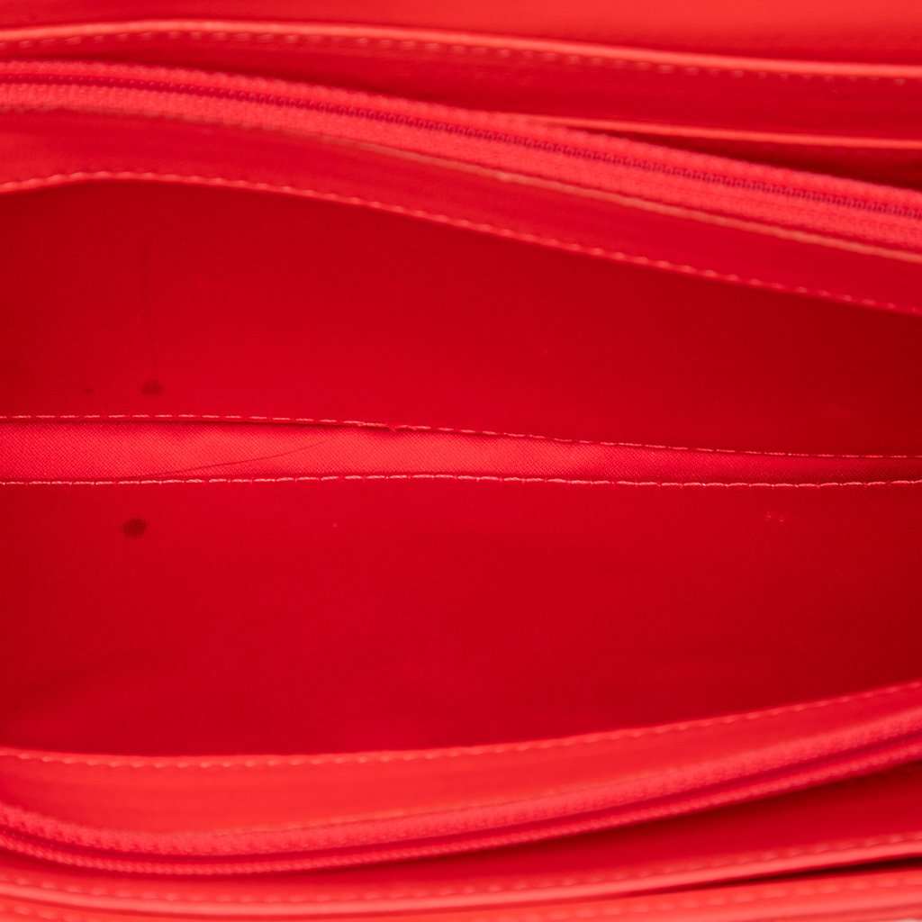 Chanel CC Quilted Lambskin Ultimate Stitch Wallet On Chain Red Leather Very good condition - Model View