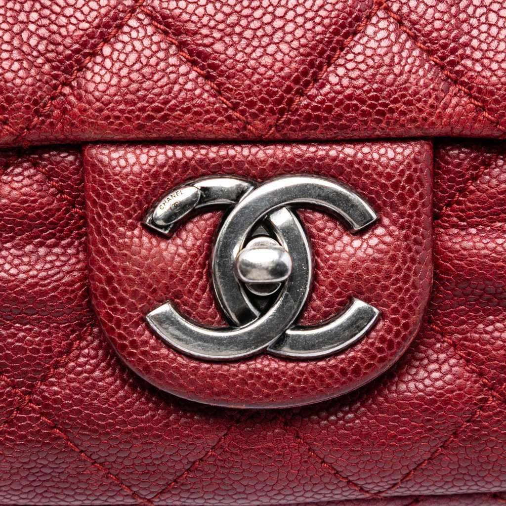 Chanel Jumbo Quilted Iridescent Caviar Easy Flap Red Leather Very good condition - Model View