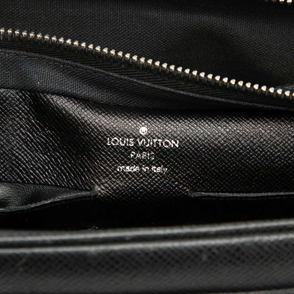 Louis Vuitton Taiga Neo Pavel Black Leather Very good - Box View