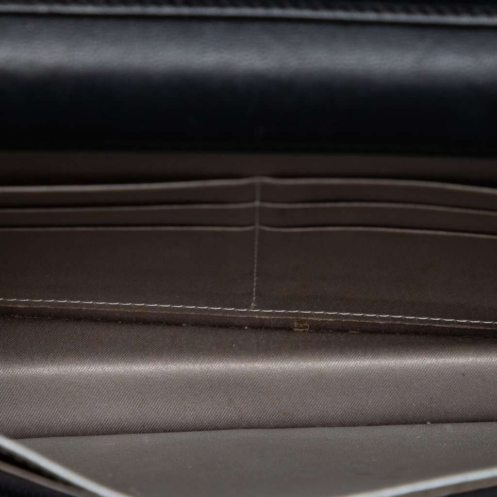 Chanel CC Embossed Lambskin Camellia Wallet On Chain Black Leather Very good condition - Model View