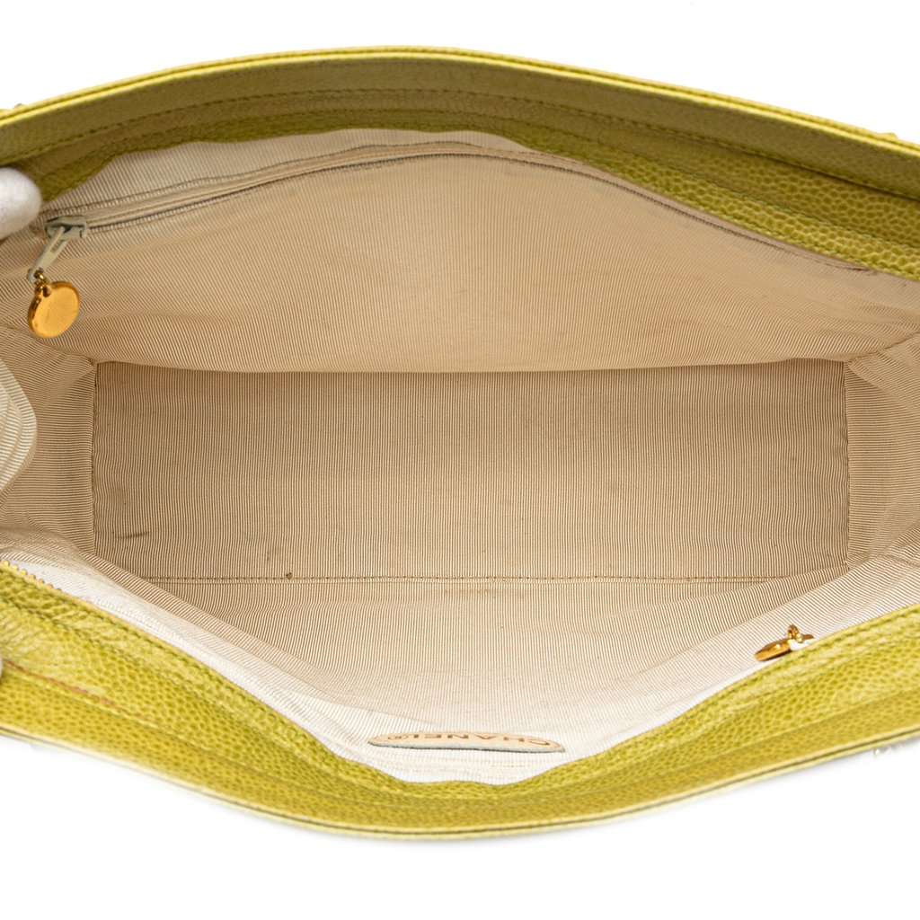 Chanel Triple CC Caviar Shoulder Bag Green Leather Very good condition - Model View