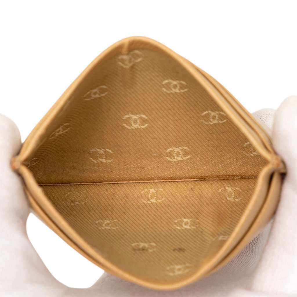 Chanel Caviar Coco Button Card Holder Beige Leather Very good condition - Model View
