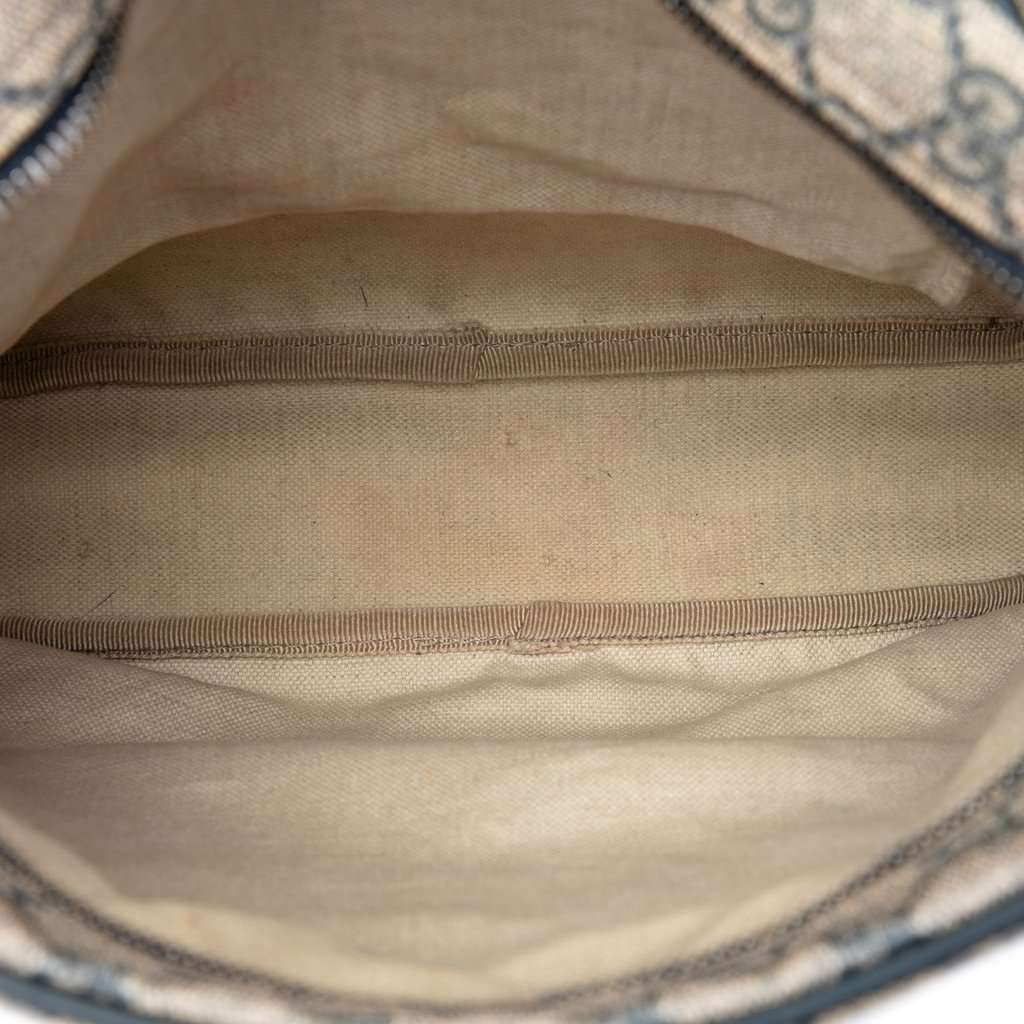 Gucci GG Supreme Crossbody Beige Very good - Model View