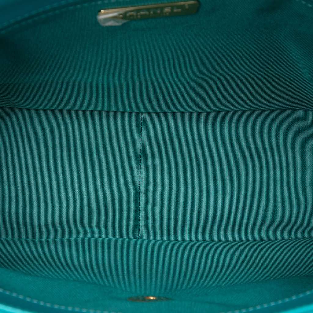 Chanel Large Lambskin 19 Flap Blue Leather Very good condition - Model View
