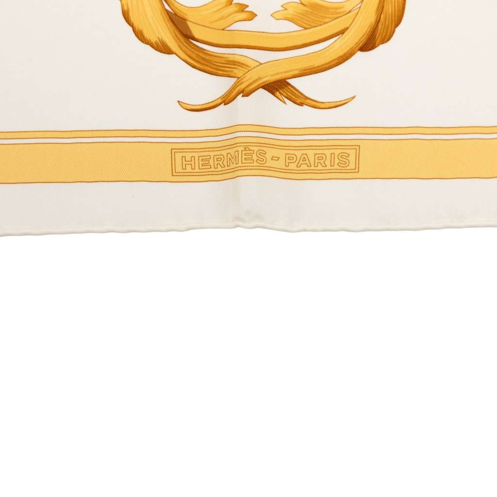 Hermès Couronnes Silk Scarf 90 White Very good condition - Model View