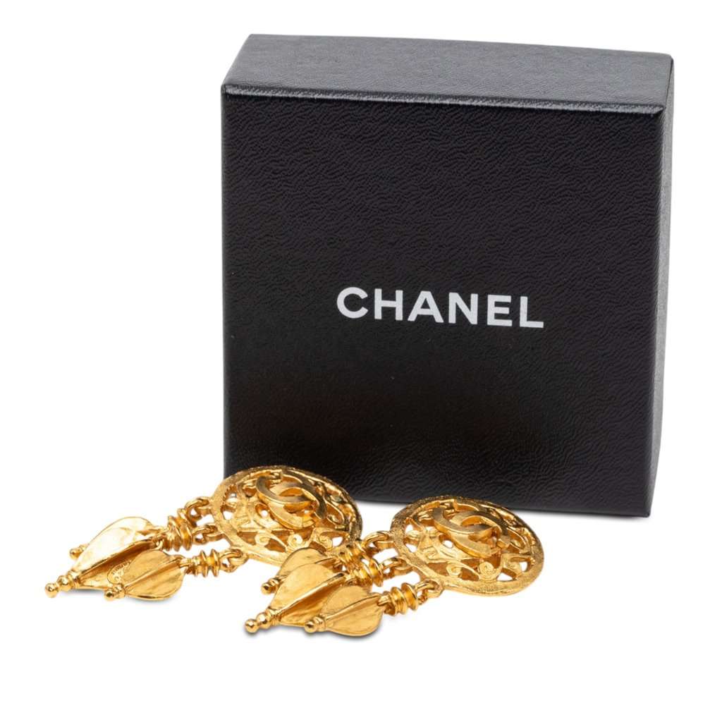 Chanel CC Gold Plated Filigree Fringe Drop Clip On Earrings Gold Metal Very good condition - Model View