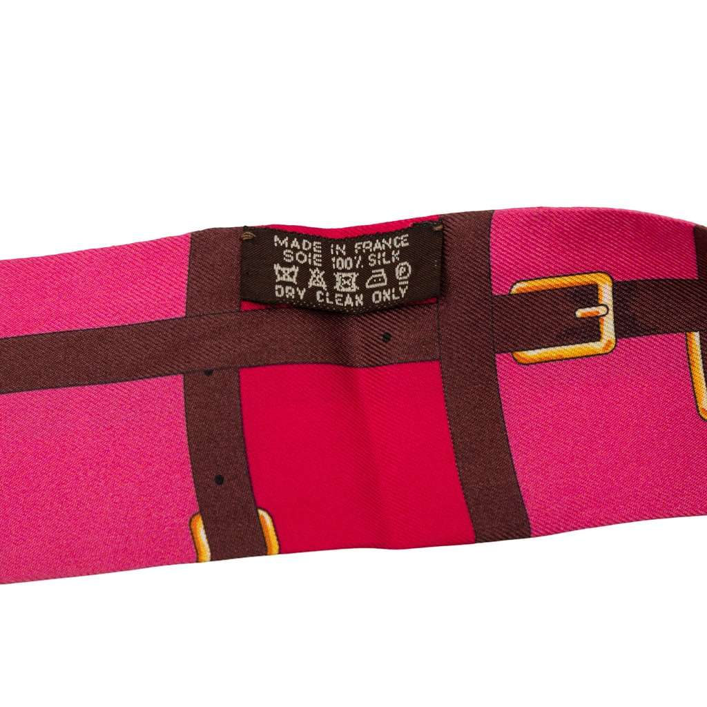 Hermès Mors a Jouets Silk Twilly Scarf Pink Very good condition - Model View