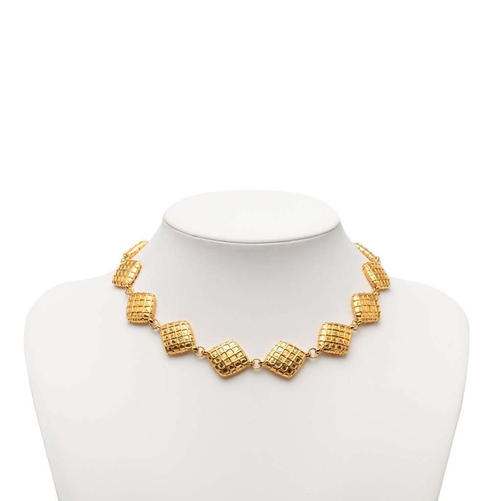 Chanel CC Gold Plated Quilted Diamond Necklace Gold Metal Very good condition - Box View