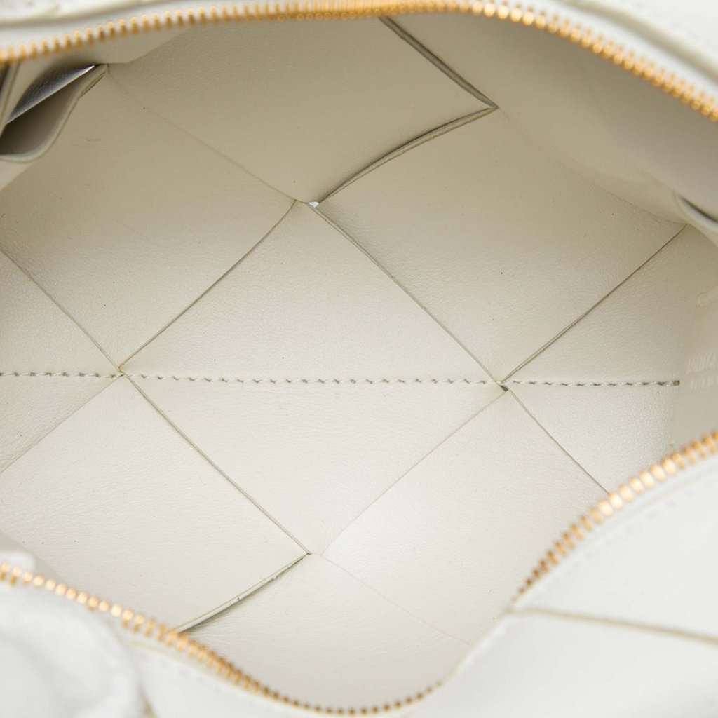 Bottega Veneta Mini Lambskin Intrecciato Cassette Camera Bag White Leather Very good condition - Model View