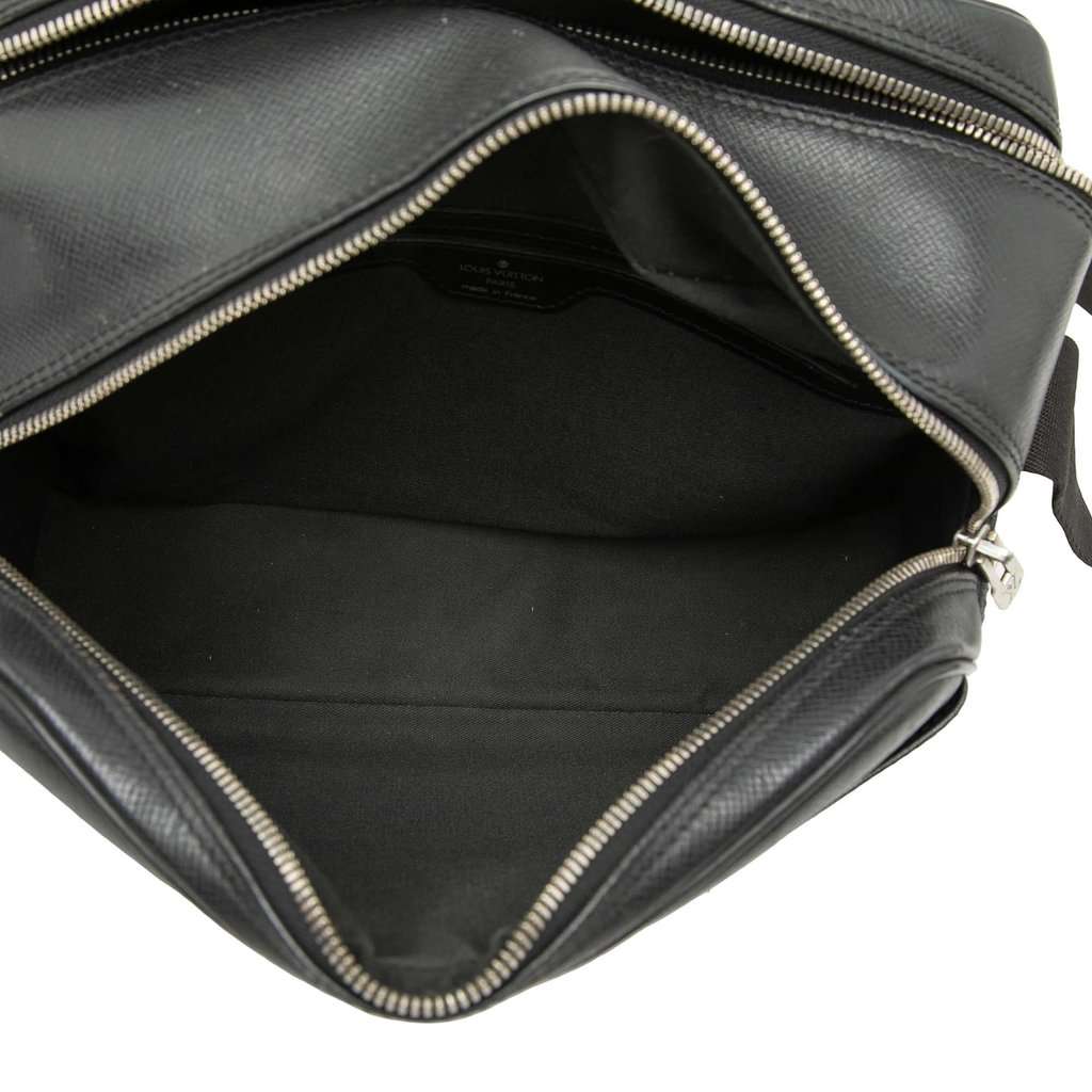 Louis Vuitton Taiga Reporter PM Black Leather Good condition - Model View