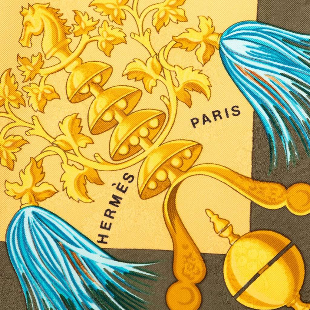 Hermès Plumes et Grelots Silk Scarf 90 Yellow Never worn - Model View