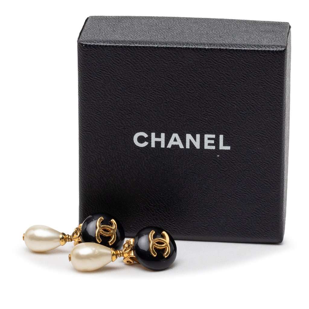 Chanel CC Gold Plated Resin and Faux Pearl Drop Clip On Earrings Black Plastic Very good - Model View