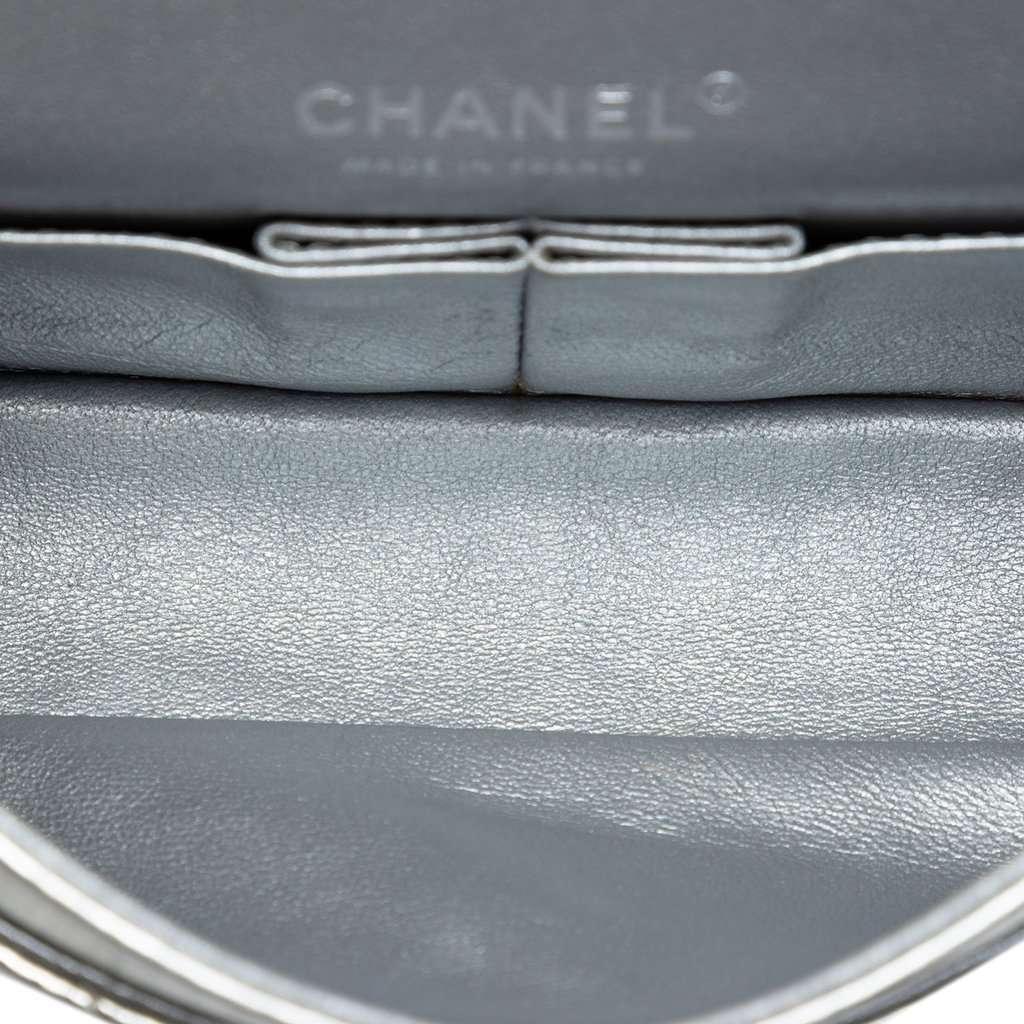 Chanel Metallic Aged Calfskin Reissue 2.55 Double Flap 225 Silver Leather Very good condition - Model View