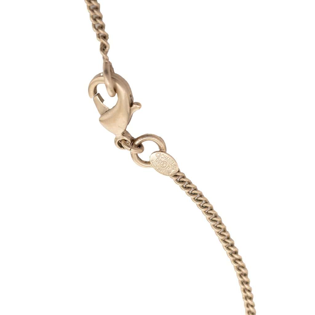 Chanel CC Gold Plated and Enamel Camellia Round Pendant Necklace Gold Metal Very good condition - Model View