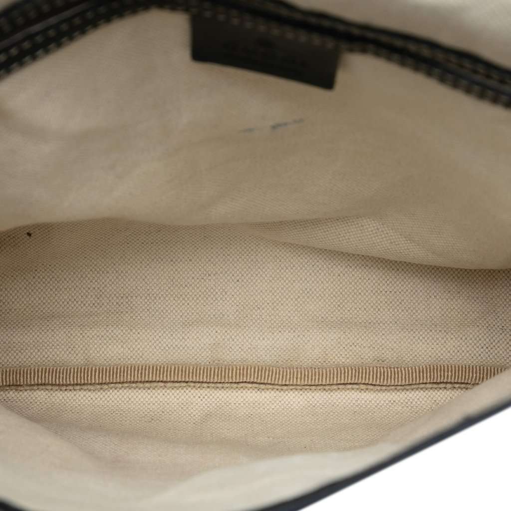 Gucci GG Supreme Crossbody Beige Very good - Model View