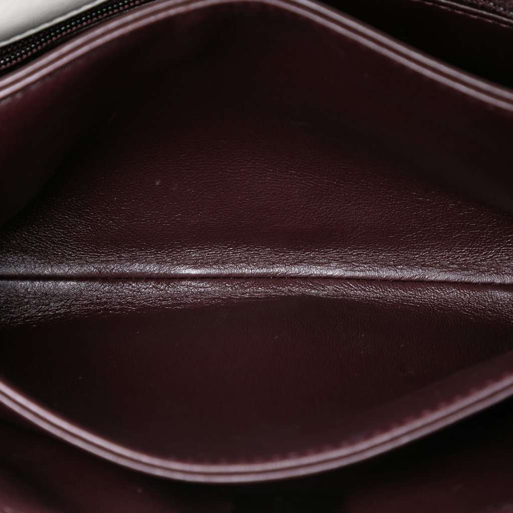 Chanel CC Quilted Lambskin Looping Chain Flap White Leather Very good condition - Model View