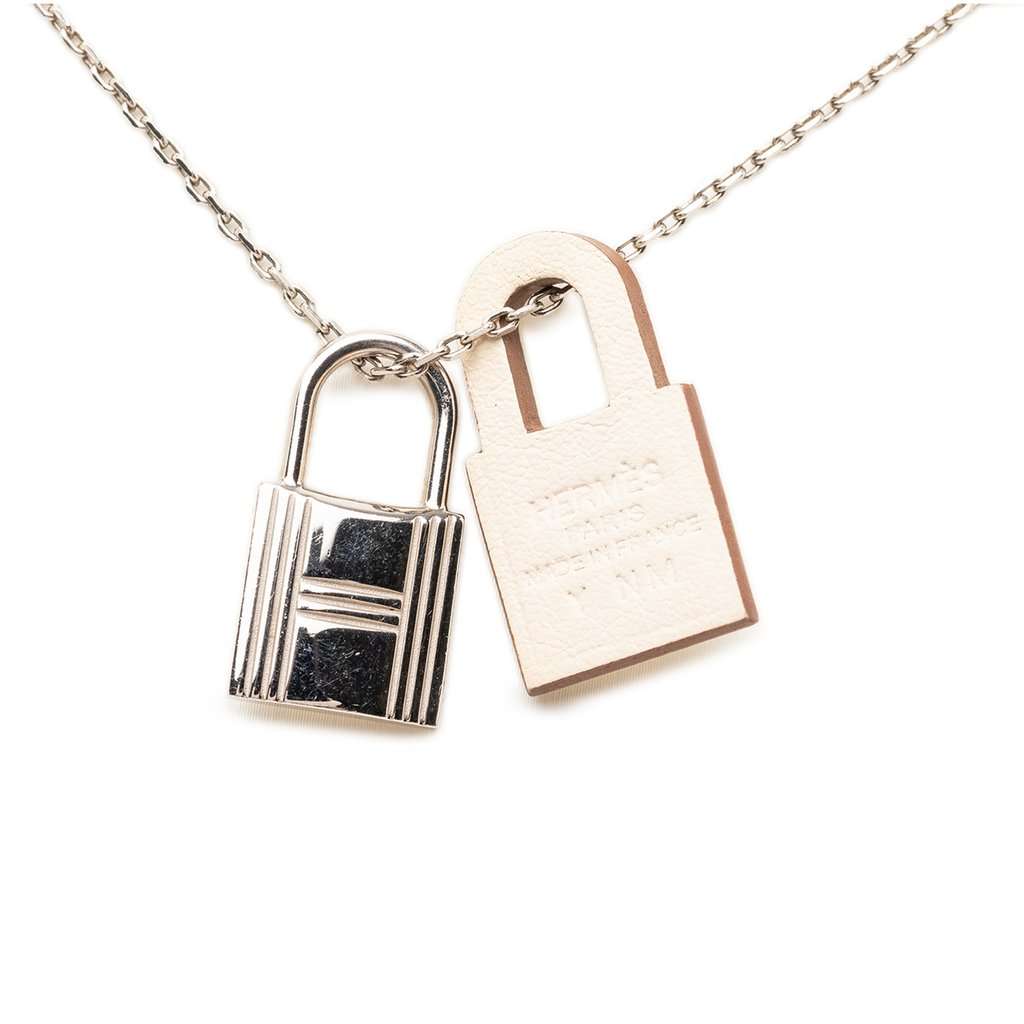 Hermès Palladium Plated and Swift O Kelly Pendant Necklace Silver Metal Very good - Front View
