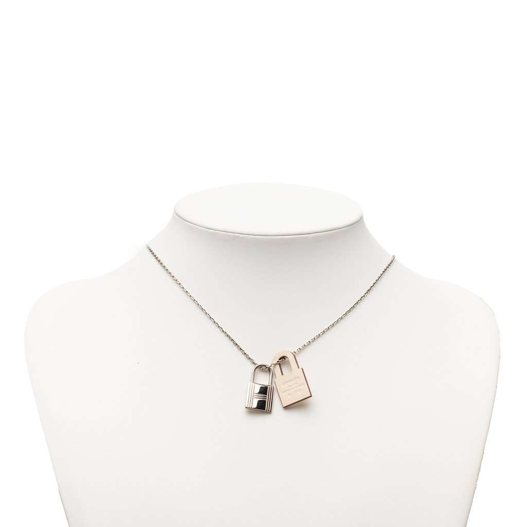 Hermès Palladium Plated and Swift O Kelly Pendant Necklace Silver Metal Very good - Model View