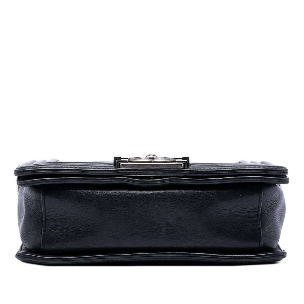 Chanel Paris Bombay Small Quilted Patent Medallion Embellished Boy Flap Black Leather Very good condition - Inside View