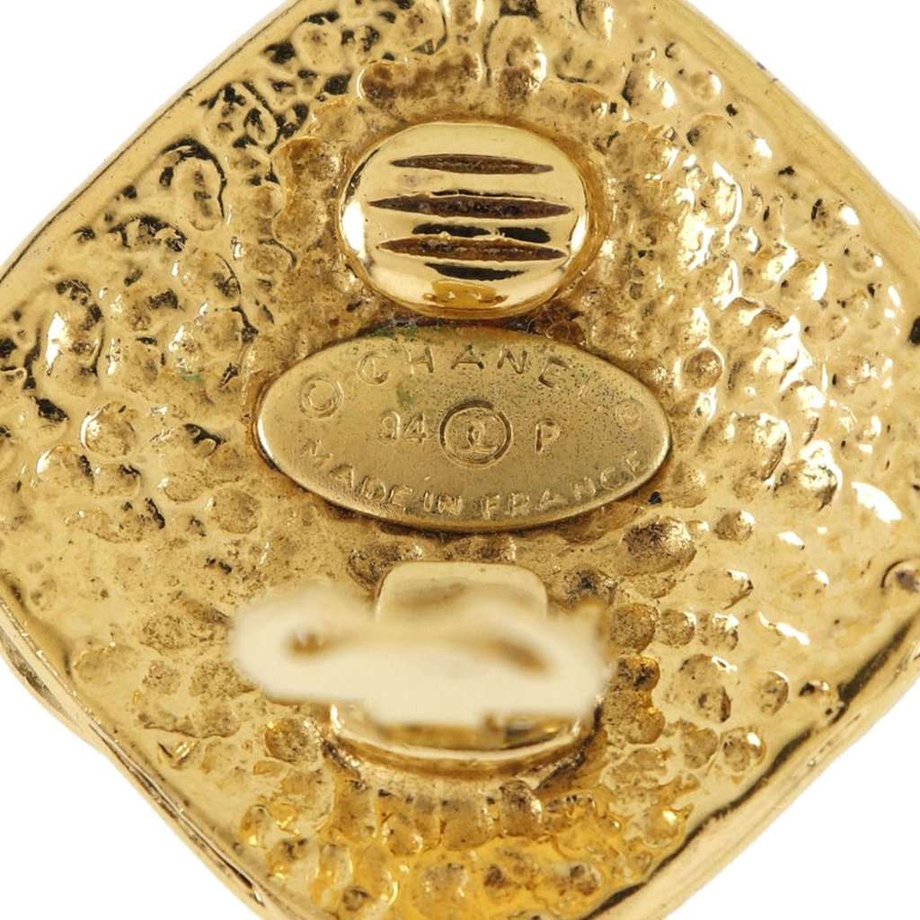 Chanel CC Gold Plated Diamond Shape Clip On Earrings Gold Metal Very good condition - Model View