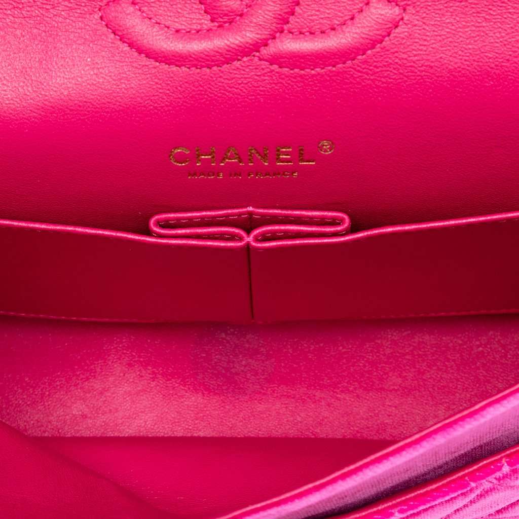 Chanel Medium Classic Velvet Double Flap Pink Very good condition - Model View