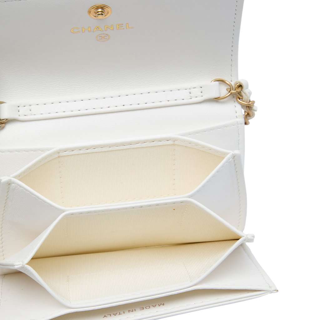 Chanel Quilted Lambskin Romance Card Holder On Chain White Leather Very good condition - Model View