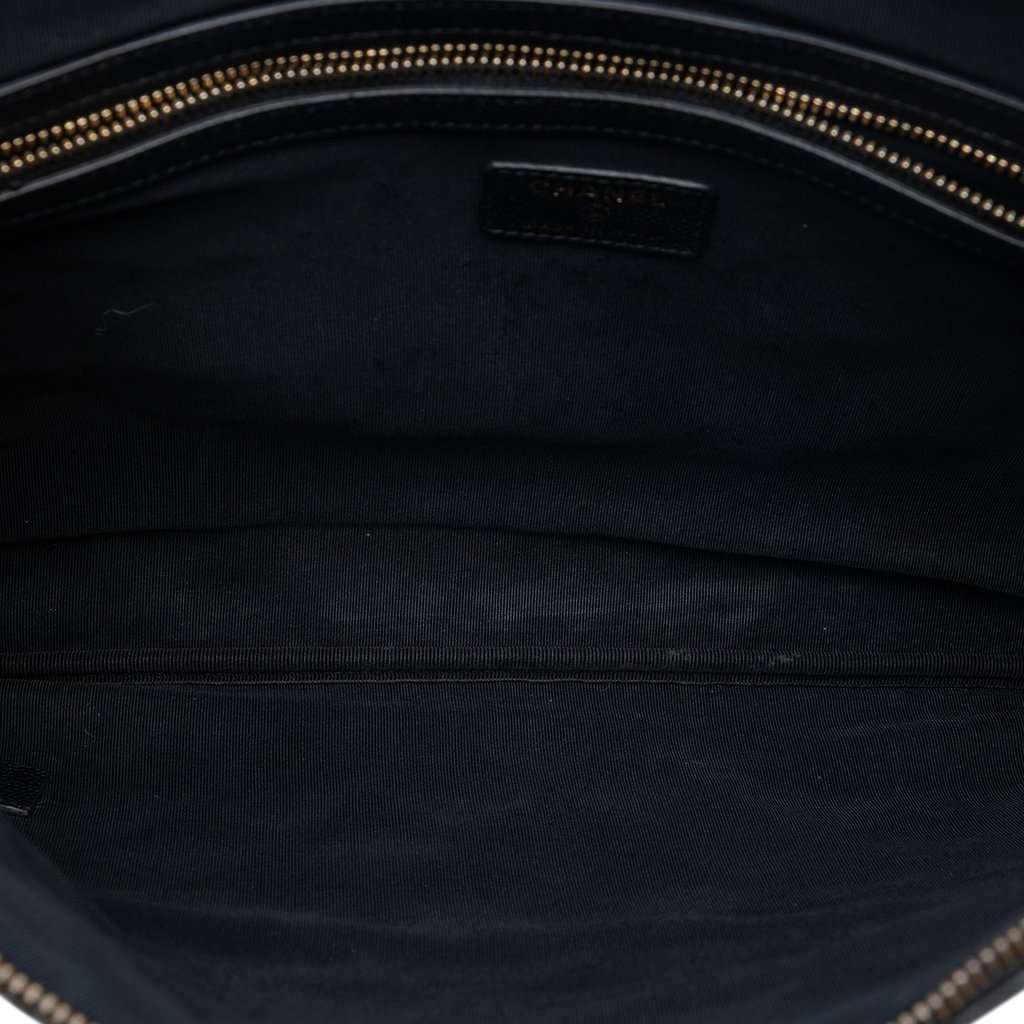 Chanel Large Quilted Caviar O Case Clutch Black Leather Very good condition - Model View