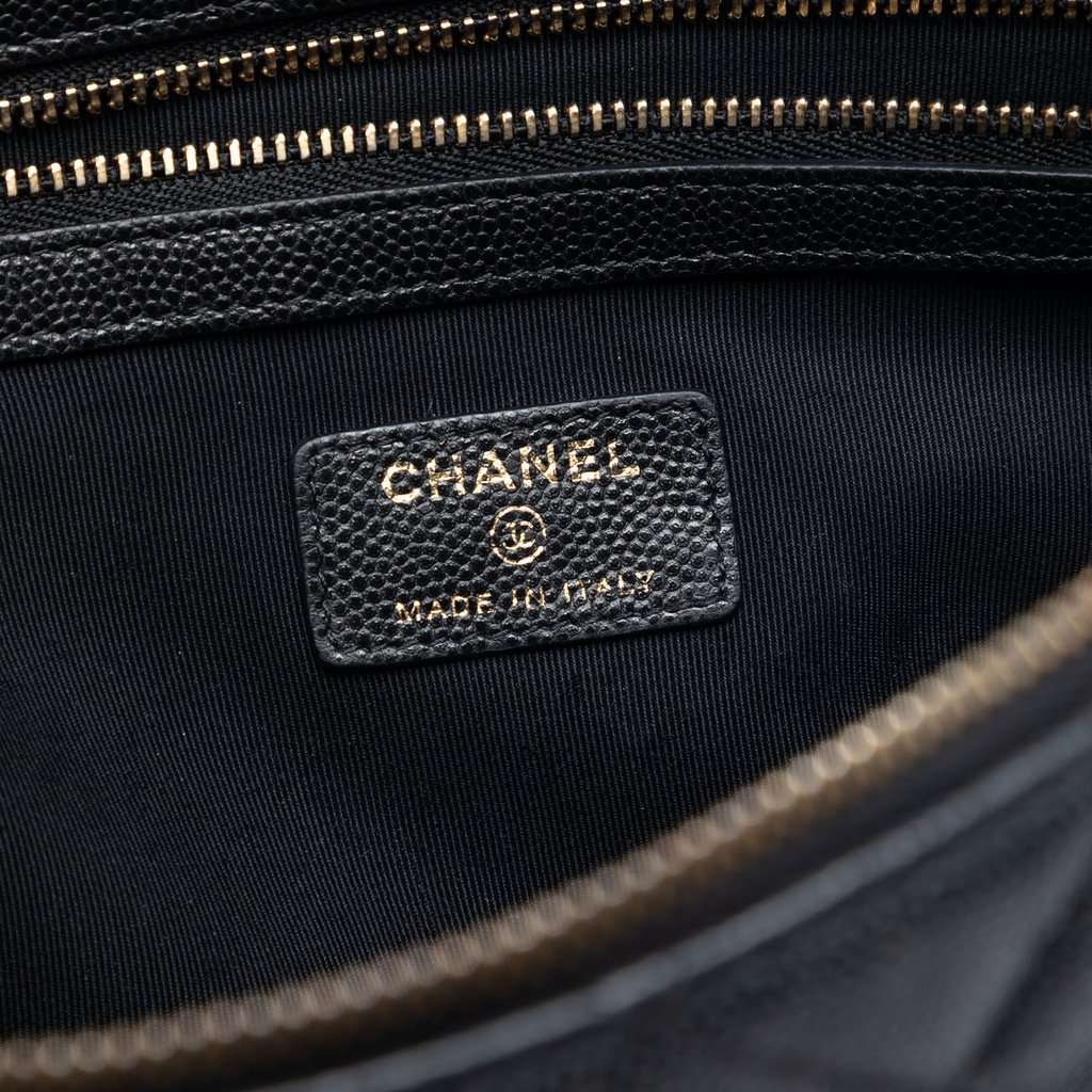 Chanel Large Quilted Caviar O Case Clutch Black Leather Very good condition - Box View