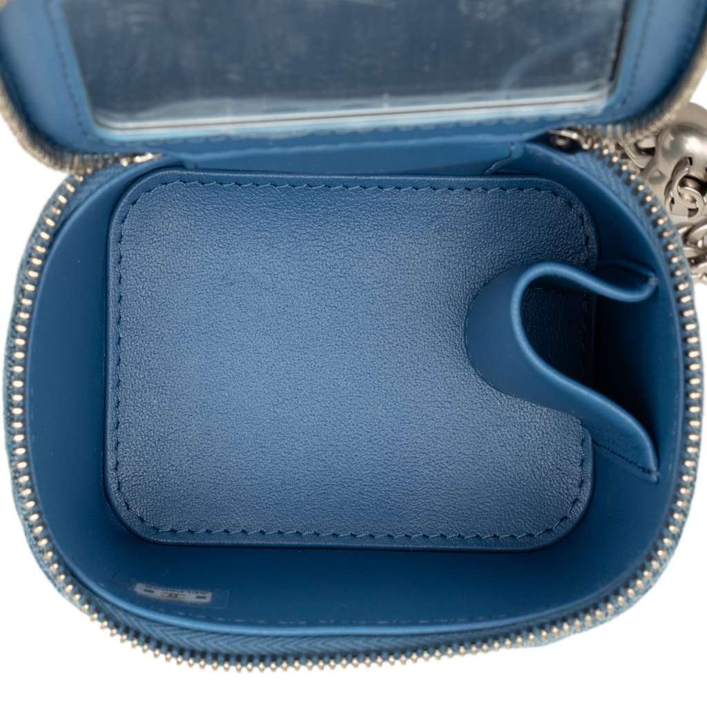 Chanel Mini Quilted Denim Camellia Sweetheart Vanity Case With Chain Blue Very good condition - Model View