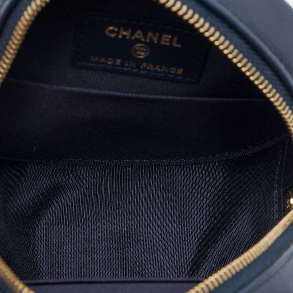 Chanel Lambskin 19 Round Clutch with Chain Blue Leather Very good condition - Model View