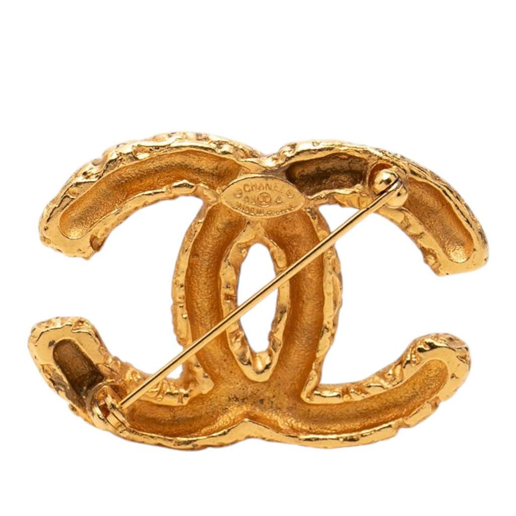 Chanel CC Gold Plated Baroque Embossed Brooch Gold Metal Very good condition - Back View
