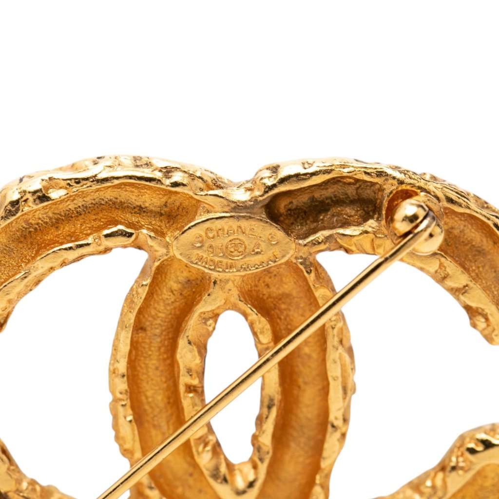 Chanel CC Gold Plated Baroque Embossed Brooch Gold Metal Very good condition - Inside View