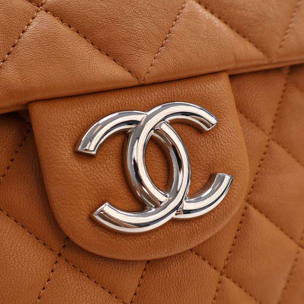 Chanel Maxi Quilted Washed Lambskin Chain Around Flap Brown Leather Very good condition - Model View