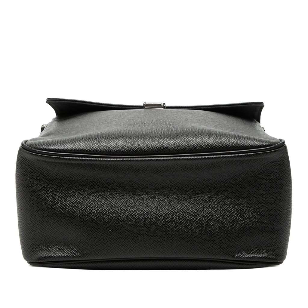 Louis Vuitton Taiga Yaranga Black Leather Very good condition - Inside View