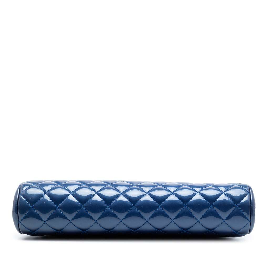 Chanel Quilted Patent Timeless Kiss Lock Clutch Blue Leather Very good condition - Inside View