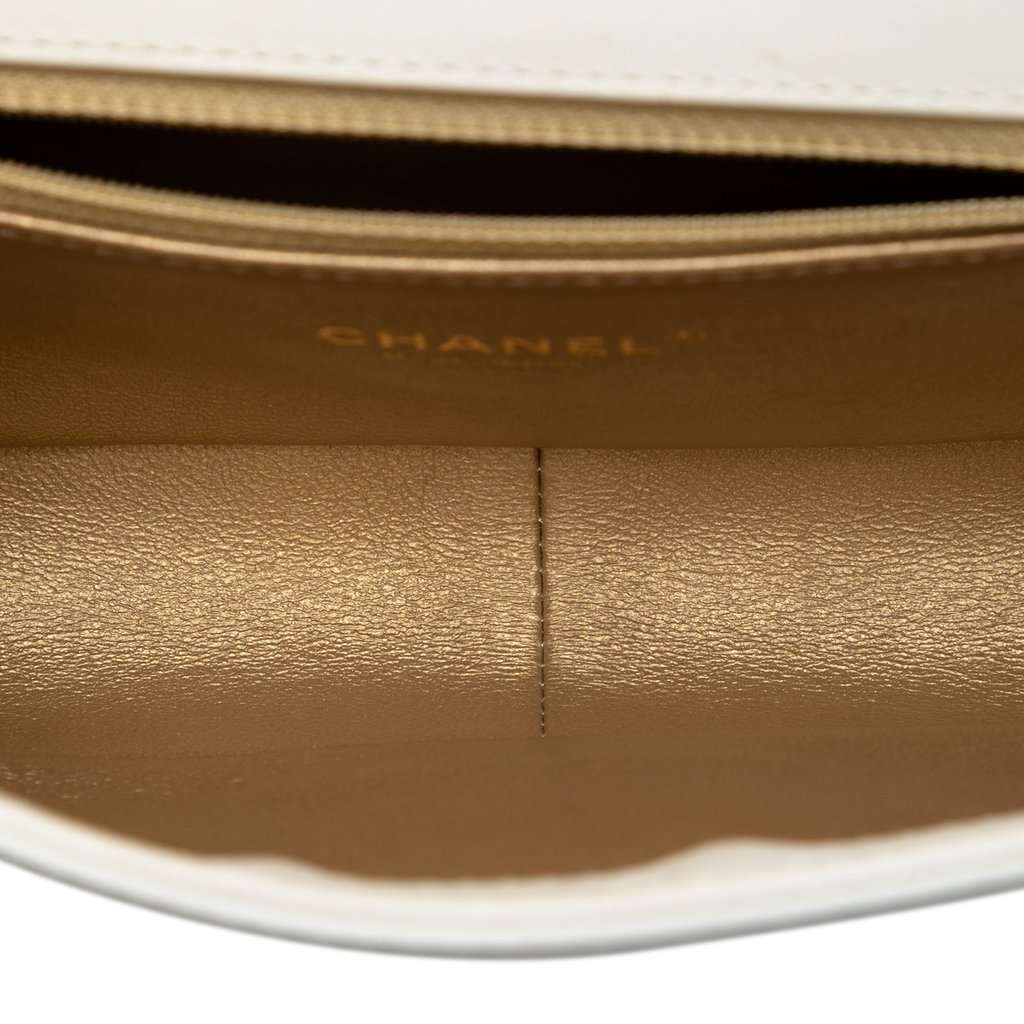Chanel Medium Quilted Calfskin Octagon CC Clasp Flap White Leather Very good condition - Model View