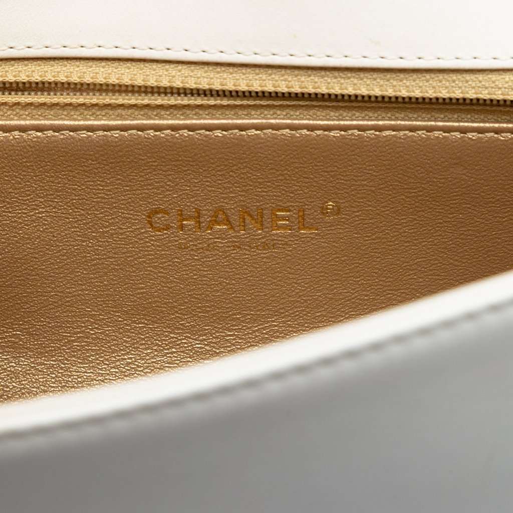 Chanel Medium Quilted Calfskin Octagon CC Clasp Flap White Leather Very good condition - Box View