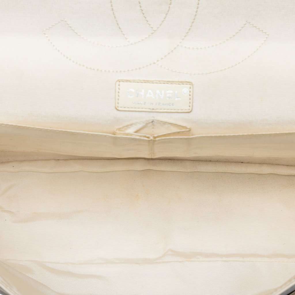 Chanel Maxi Embossed Calfskin 31 Rue Cambon Reissue 2.55 Double Flap White Leather Very good condition - Model View