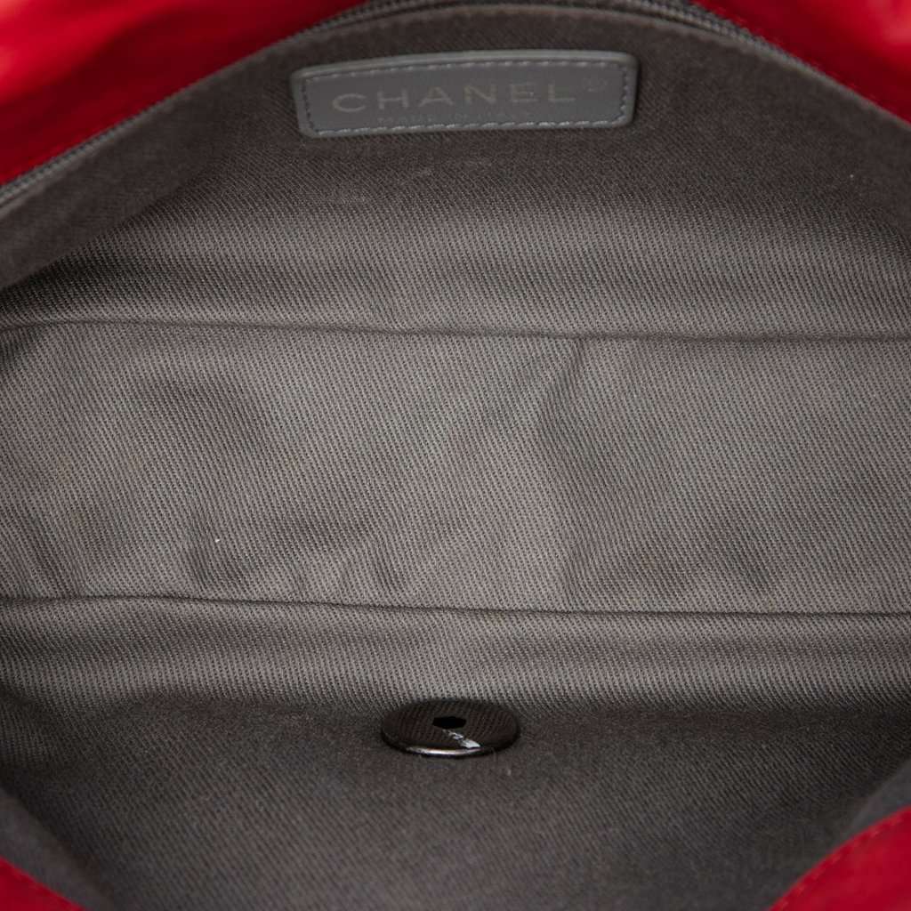 Chanel Small Nubuck Diamond Stitch Chain Flap Red Leather Very good condition - Model View