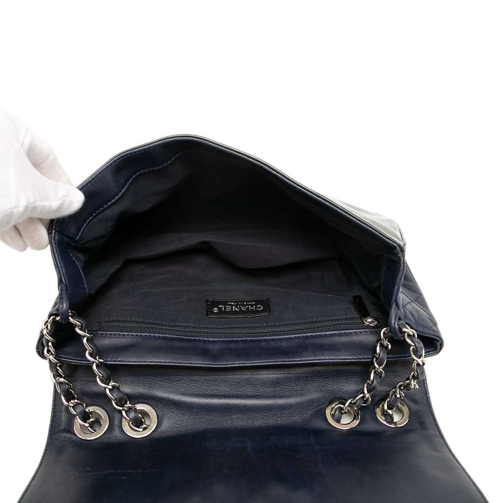 Chanel CC Patent Lipstick Ligne Flap Blue Leather Very good condition - Model View