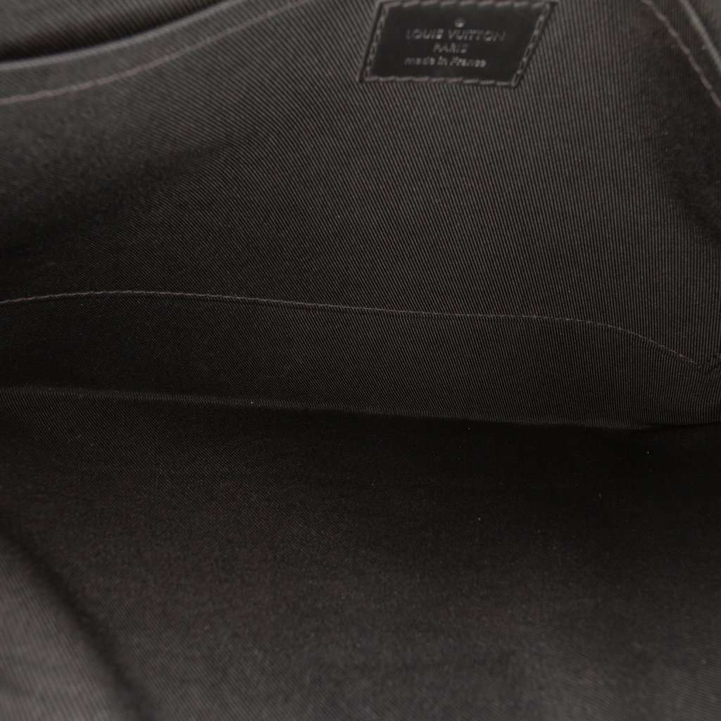 Louis Vuitton Monogram Eclipse Discovery Pochette GM Black Very good condition - Model View