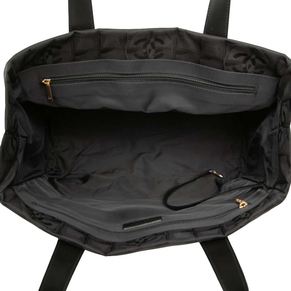 Chanel New Travel Line Nylon Tote Black Very good - Model View