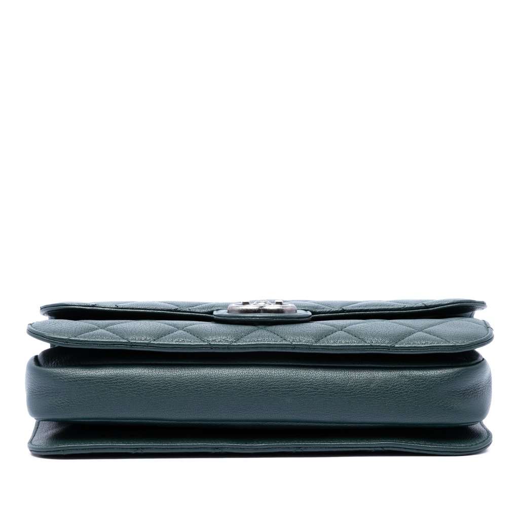Chanel Medium Quilted Goatskin Perfect Edge Flap Green Leather Very good condition - Inside View