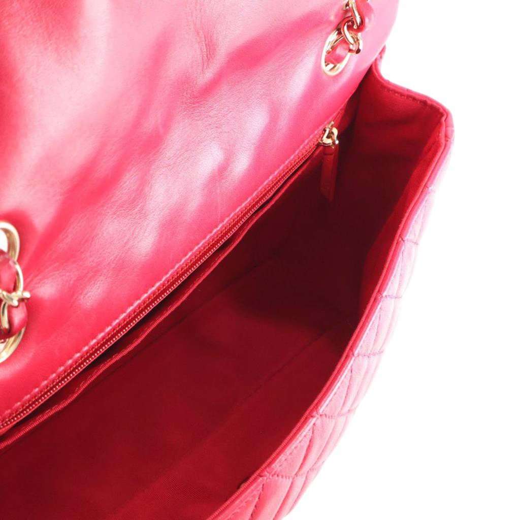 Chanel Medium Classic Lambskin Single Flap Pink Leather Very good condition - Model View