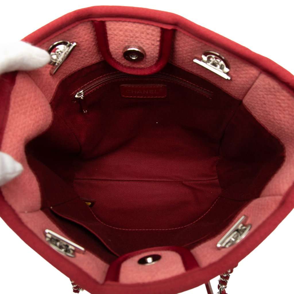 Chanel Mini Canvas Deauville Tote Red Very good condition - Model View