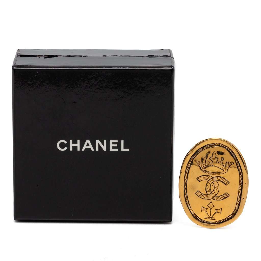 Chanel CC Gold Plated Crown Oval Brooch Gold Metal Very good condition - Model View