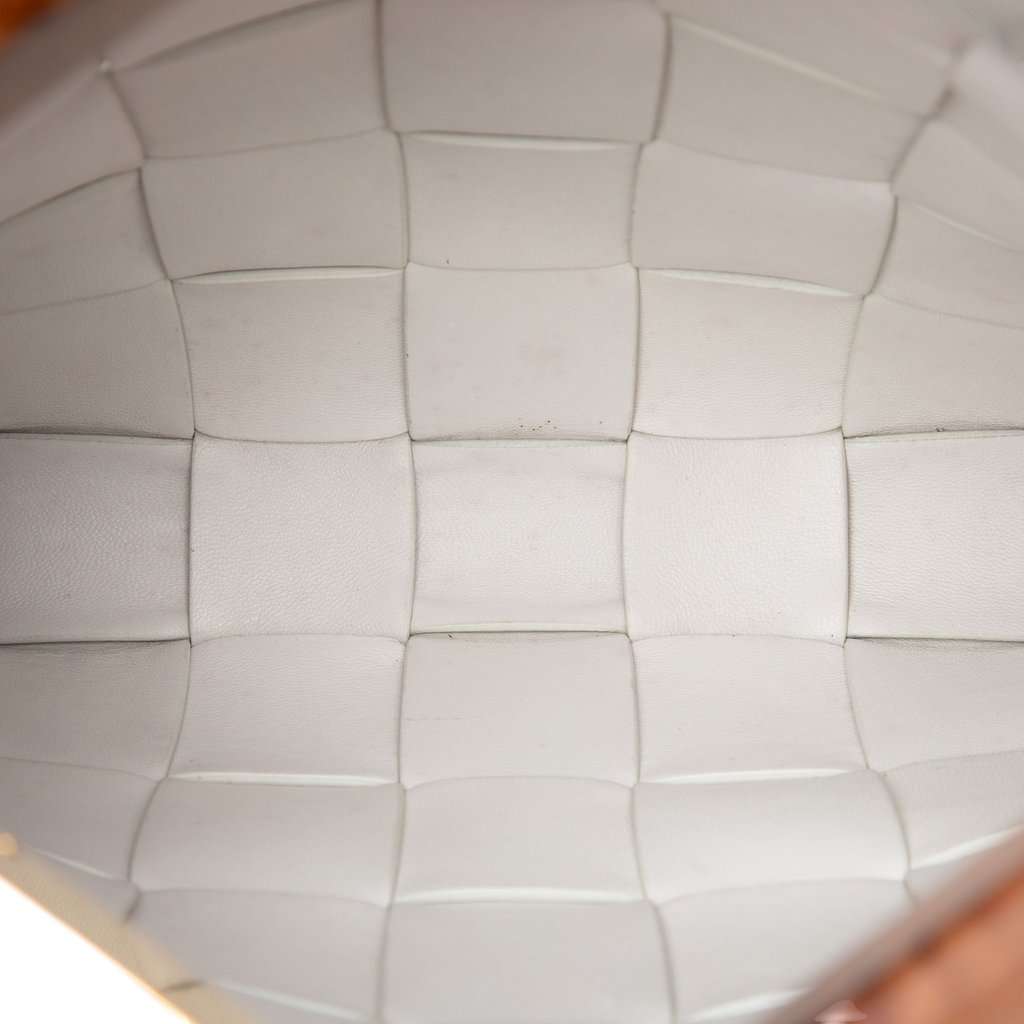 Bottega Veneta Lambskin Maxi Intrecciato The Snap Clutch White Leather Very good - Model View
